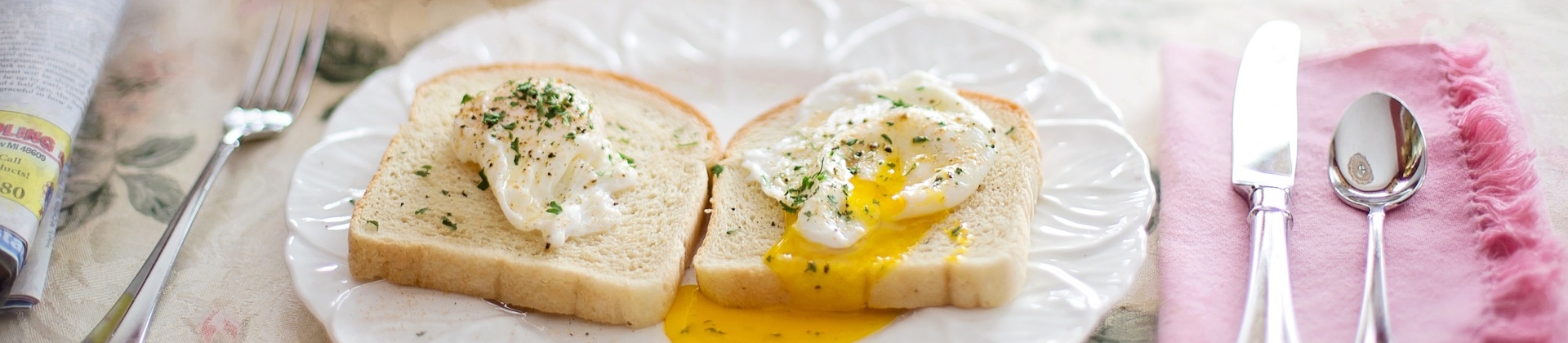servicos-e-lazer_Cafe_da_manha_poached-eggs-on-toast-739401_1920